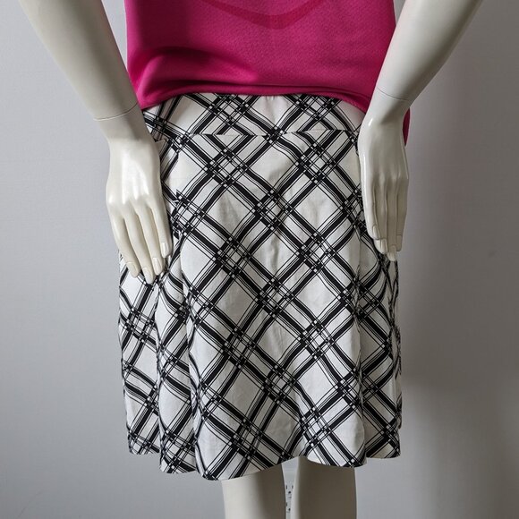LizGolf - White / Black Pleated Golf Skort - Size 6 - Picture 4 of 8